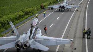 Schweiz: Kampfjets landen auf Autobahn: „Müssen vorbereitet sein“