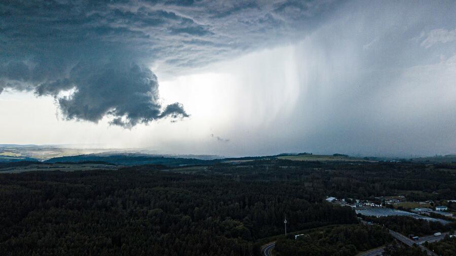 Unwetter: Schäden und Überschwemmungen durch Hagel und Sturm