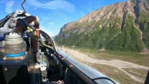 Verteidigung: Kaum höher als das Brandenburger Tor: Tornado-Kampfflugzeuge üben Tiefstflug über Alaska