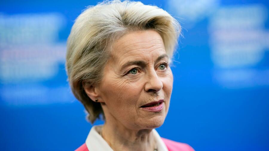 Auf Dienstreise: Von der Leyen leistet erste Hilfe bei Notfall im Flugzeug